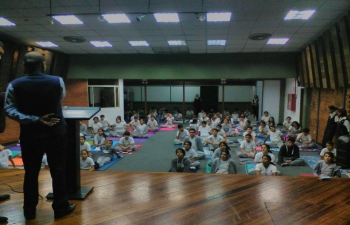 Cd'A Vishwa Nath Goel and Principal of Santiago de Leon School inaugurated the first Yoga class at Santiago de Leon School   Encargardo de Negocios Vishwa Nath Goel y la Directora del Colegio Santiago de Leòn Ingrid Bardaz inauguraron la primera Clase de Yoga del Colegio Santiago de Leòn el 02 de mayo del 2018